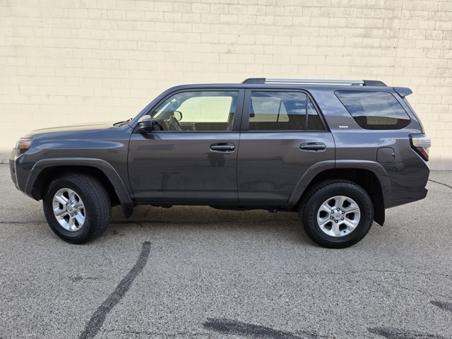 2022 Toyota 4Runner SR5 photo 2