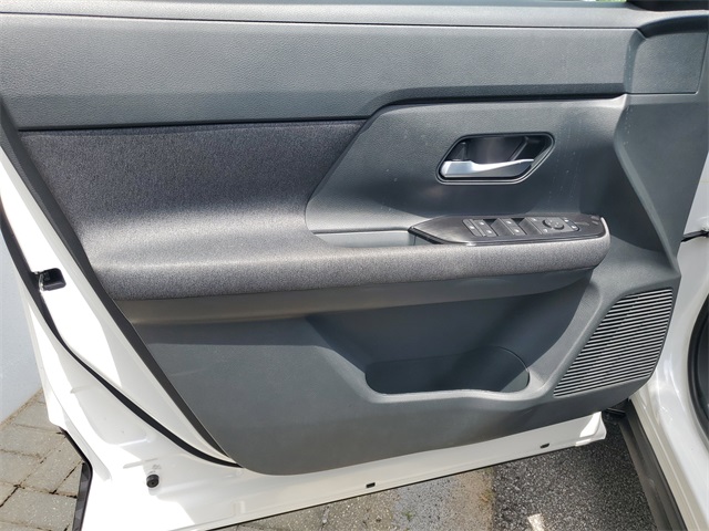 2025 Nissan Kicks SV photo 10