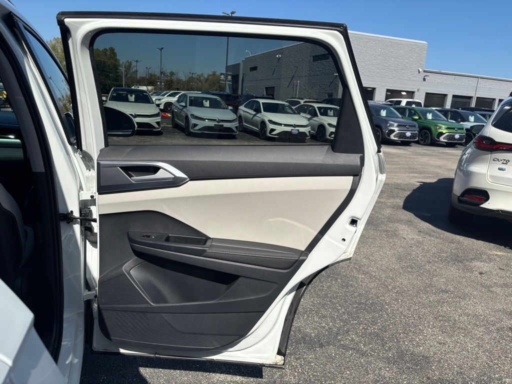 2025 Volkswagen Taos SE photo 17