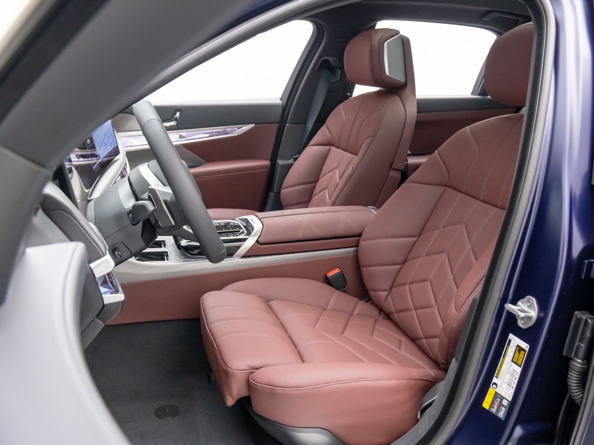 New 2025 Frozen Tanzanite Blue Metallic BMW 750e xDrive image 15