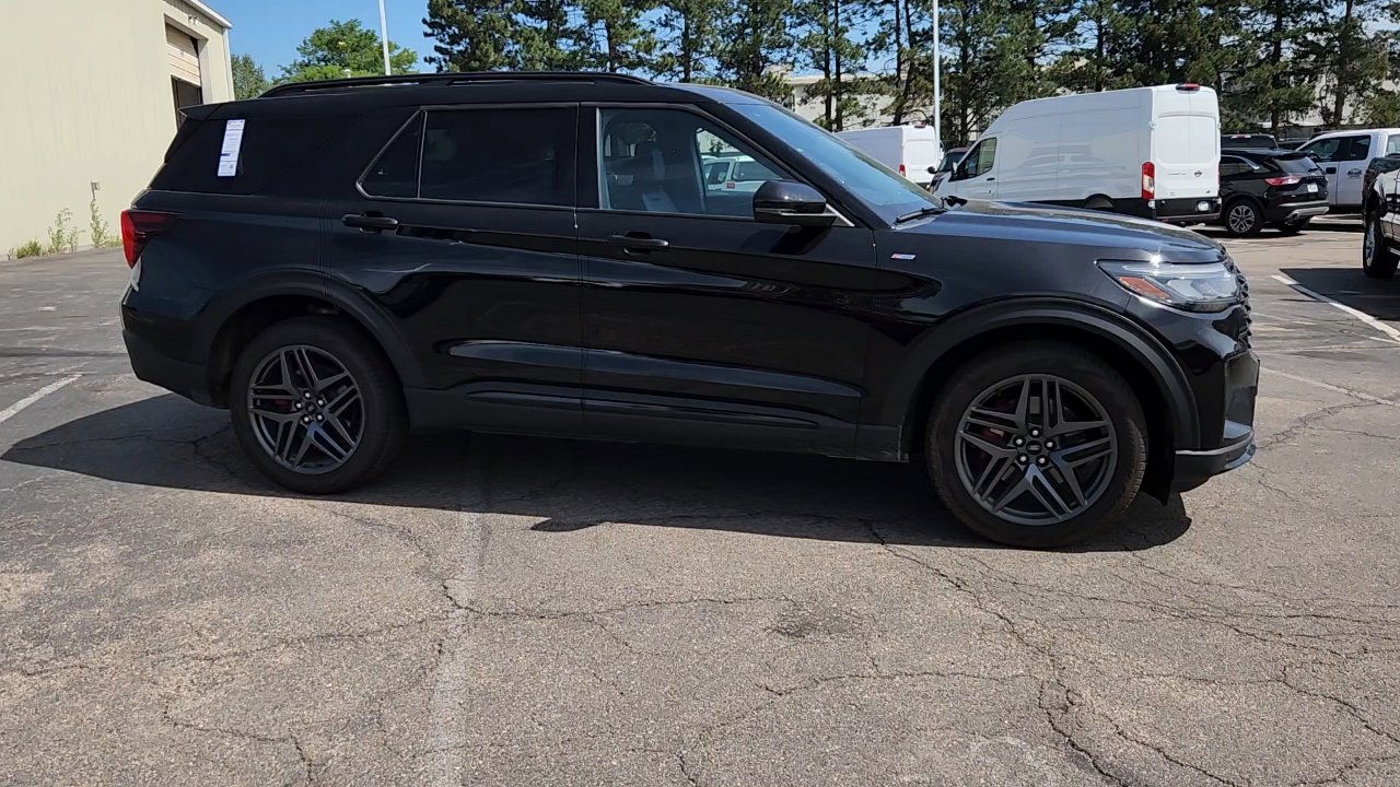 2025 Ford Explorer ST-Line photo 8