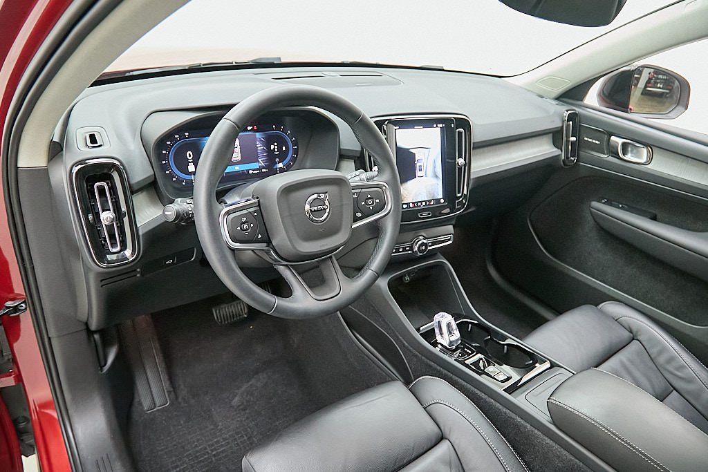 2023 VOLVO XC40 - Image 11