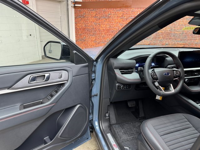 2025 Ford Explorer ST-Line photo 9