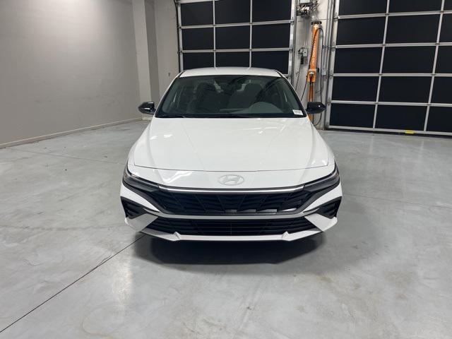 2025 Hyundai Elantra SEL Sport photo 2