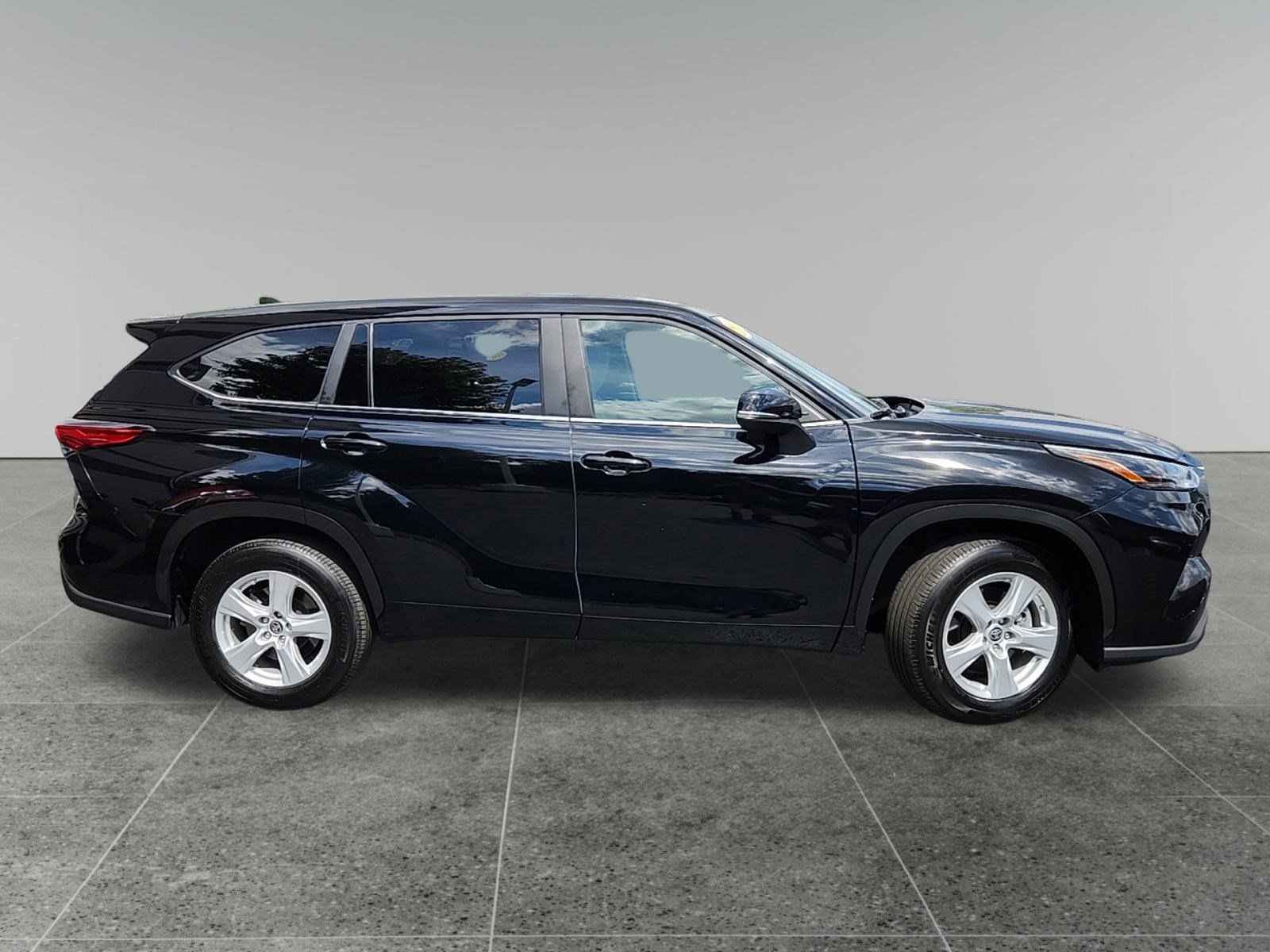 2023 Toyota Highlander L photo 7
