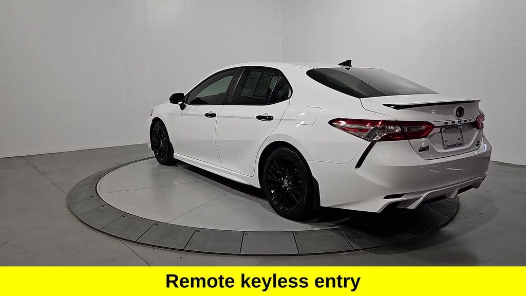 2020 Toyota Camry SE photo 3