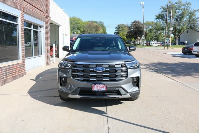 2025 Ford Explorer photo 2