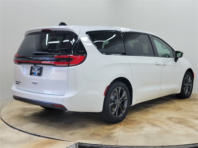2026 Chrysler Pacifica photo 4