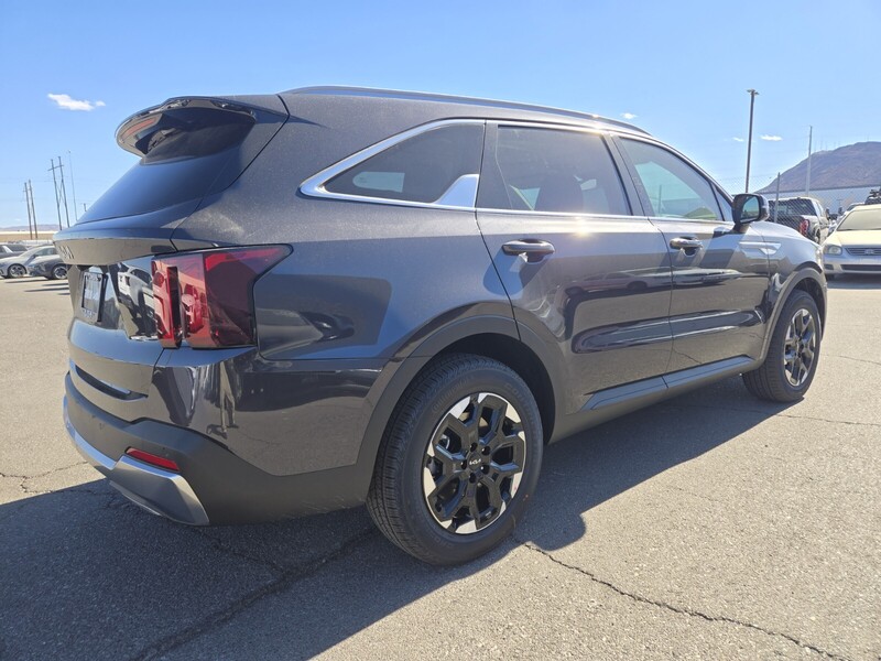 2025 Kia Sorento S photo 3