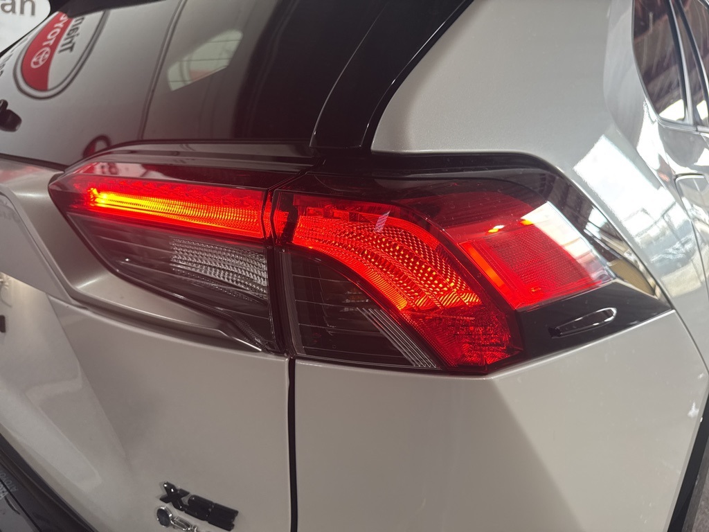 2025 Toyota RAV4 Hybrid XSE photo 17