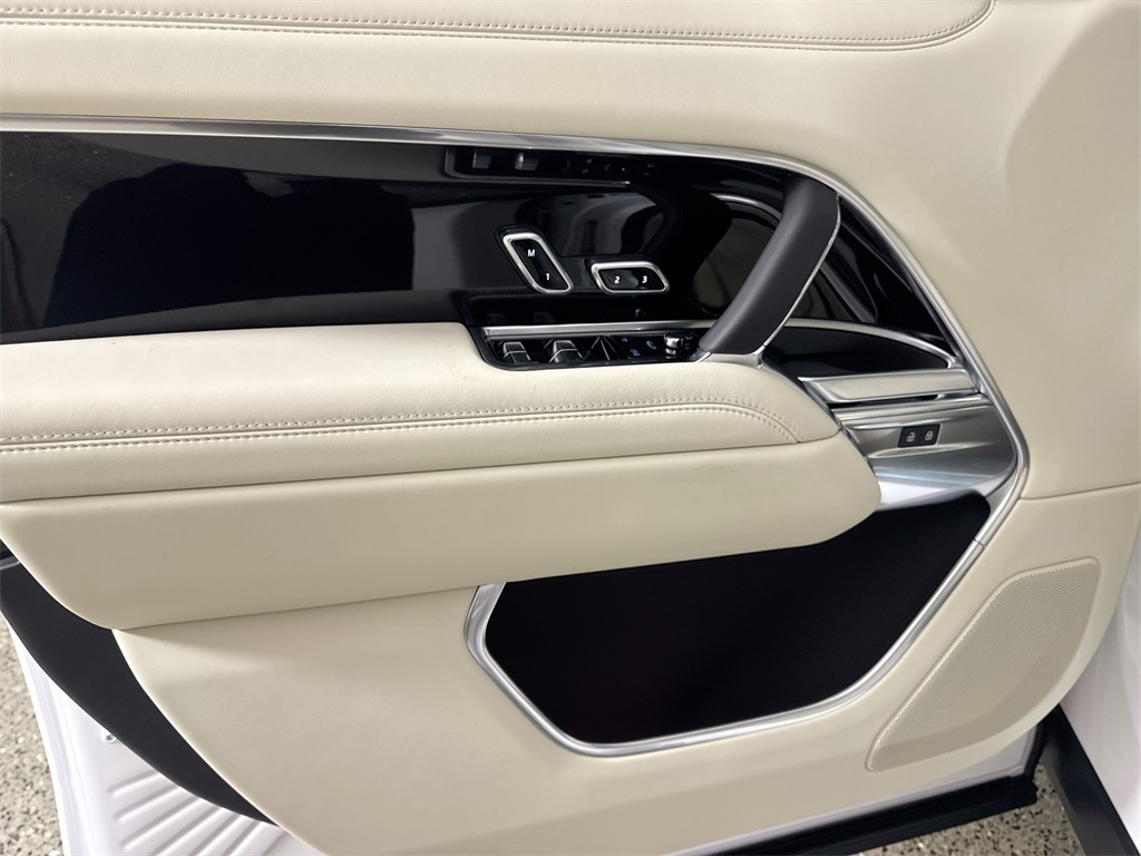 2025 Land Rover Range Rover SE photo 12