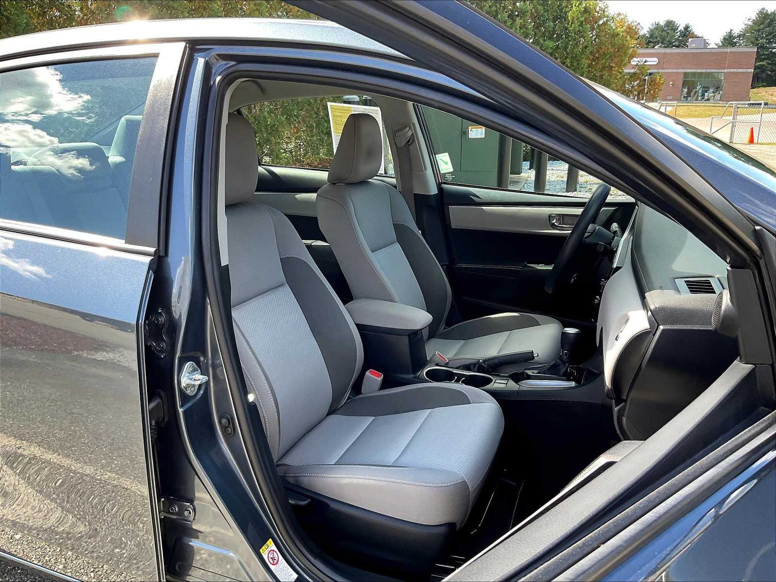 2017 Toyota Corolla LE photo 11