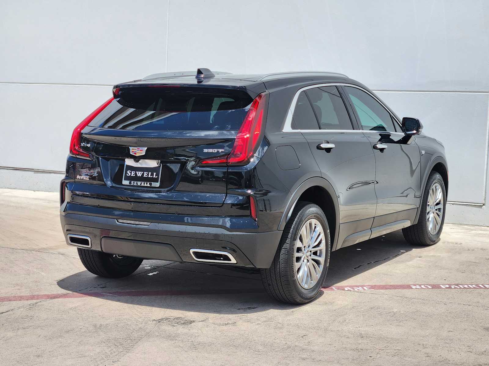 2025 Cadillac XT4 Premium Luxury photo 2