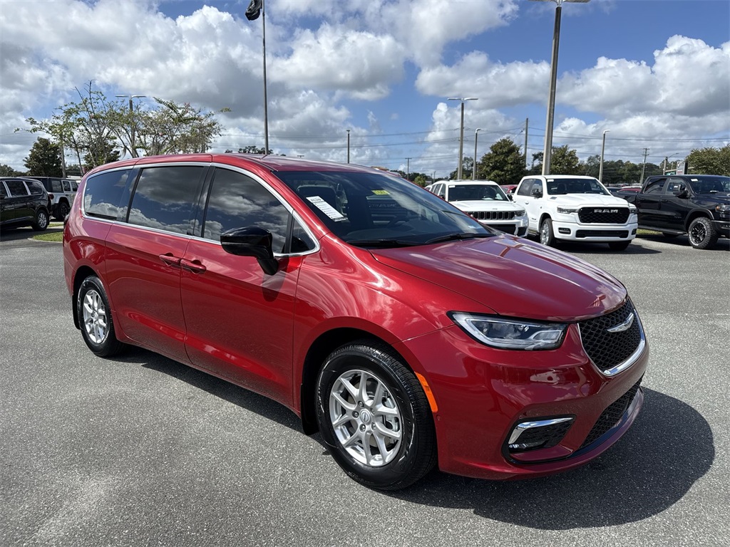 2026 Chrysler Pacifica Select's photo