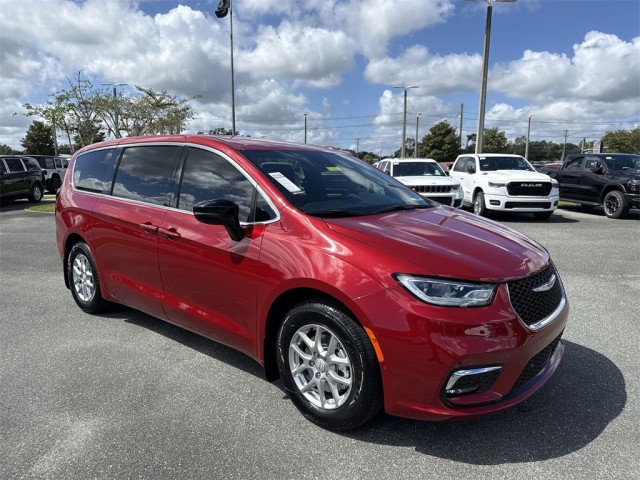 2026 Chrysler Pacifica Select's photo