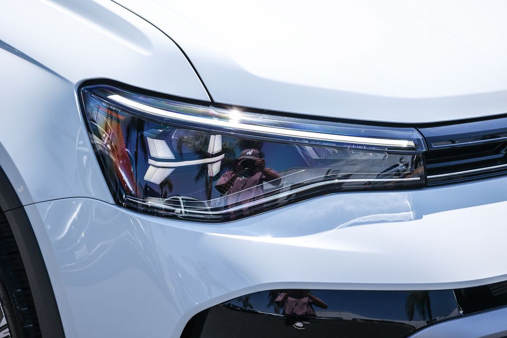 2025 Volkswagen Taos SE photo 2