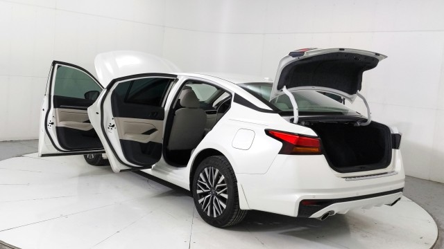 Used 2023 Pearl White Tricoat Nissan 2.5 SV image 10