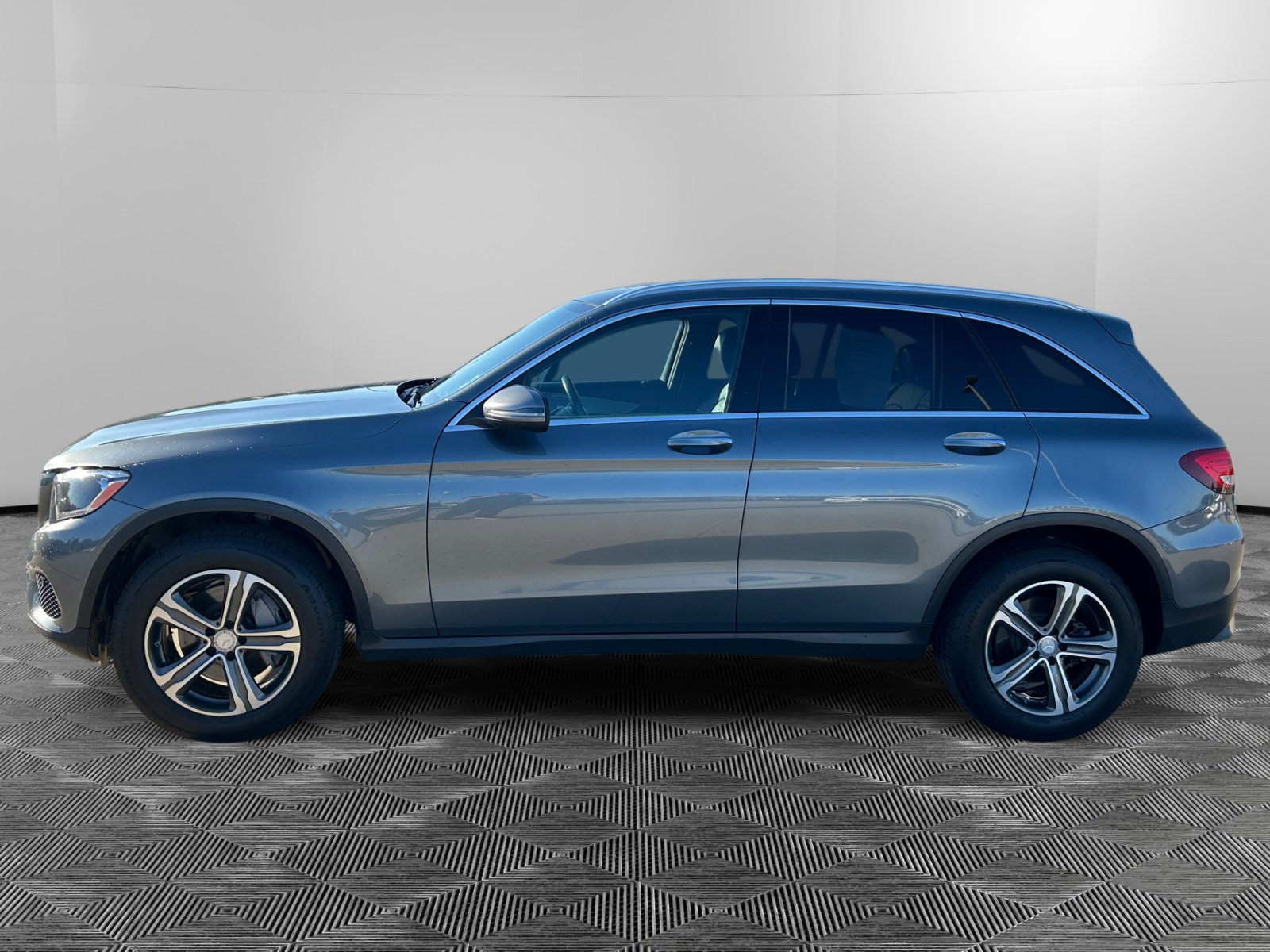 2017 Mercedes Benz GLC 300 4MATIC photo 2