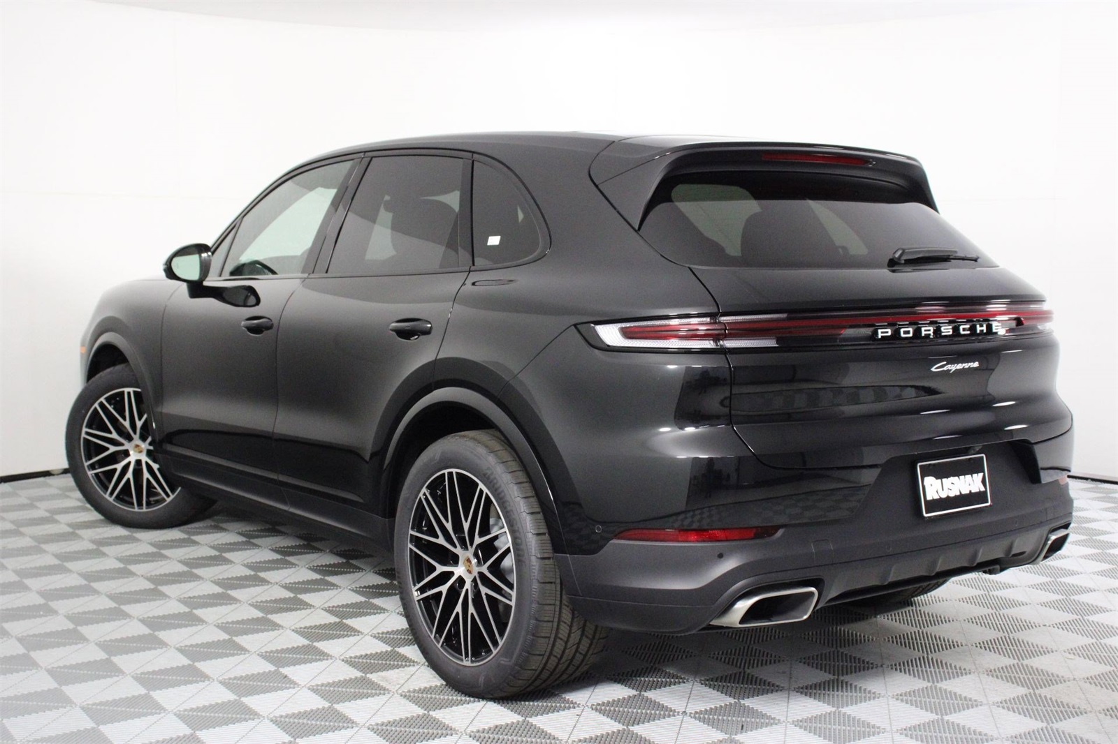 2025 Porsche Cayenne photo 3