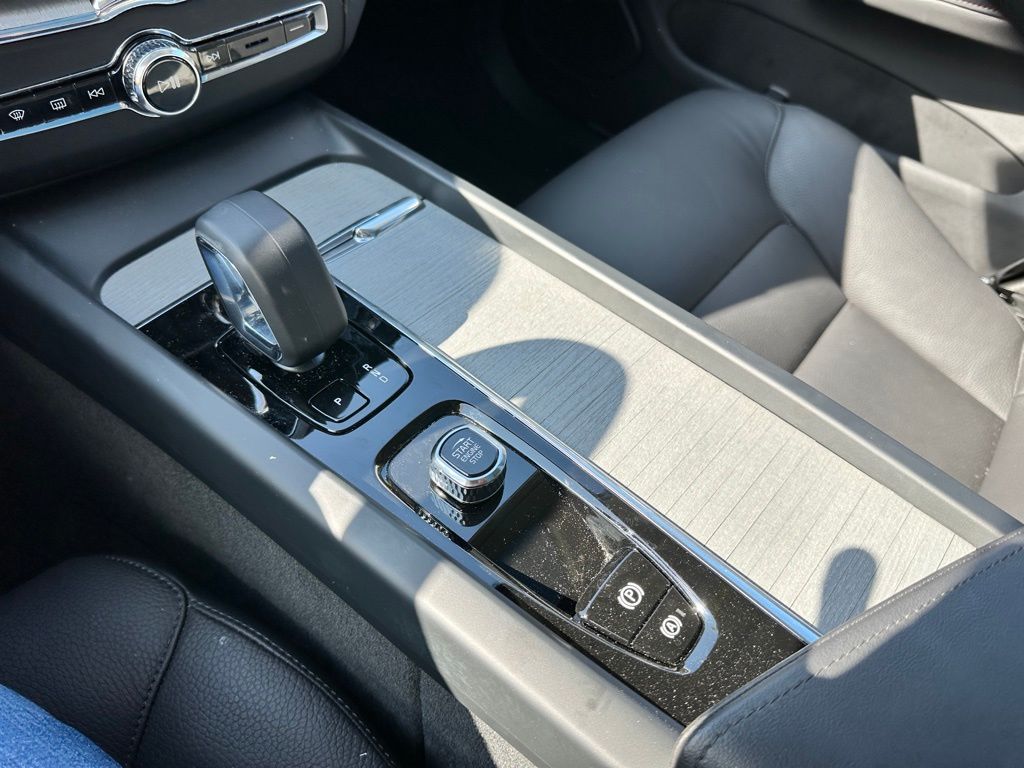 2025 Volvo XC60 B5 Plus photo 15