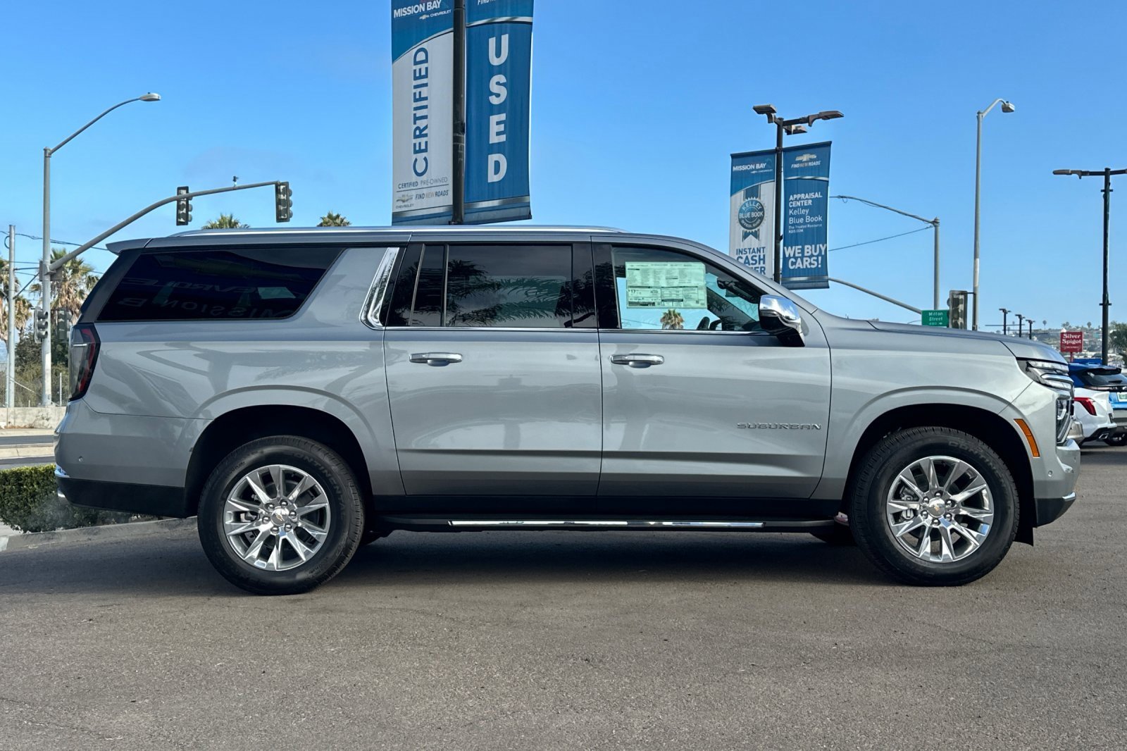 2025 Chevrolet Suburban Premier photo 3