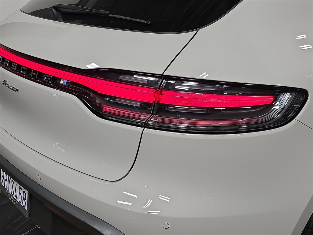 2025 Porsche Macan T photo 28