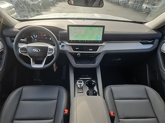 2025 Ford Explorer photo 2