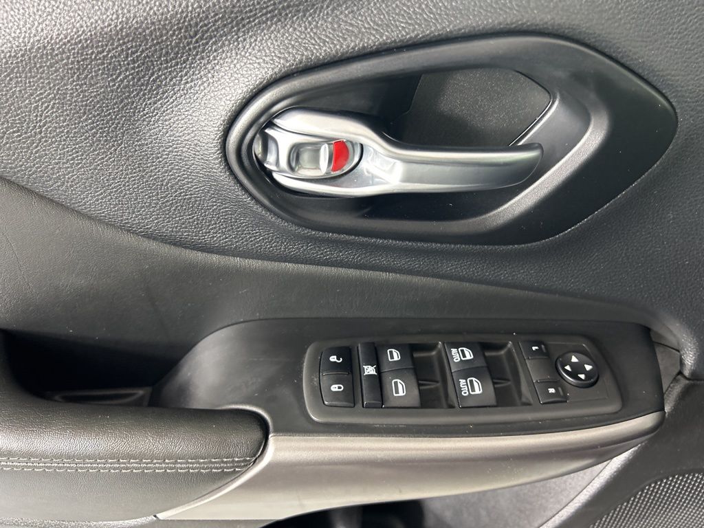 2021 Jeep Cherokee Latitude Lux photo 25