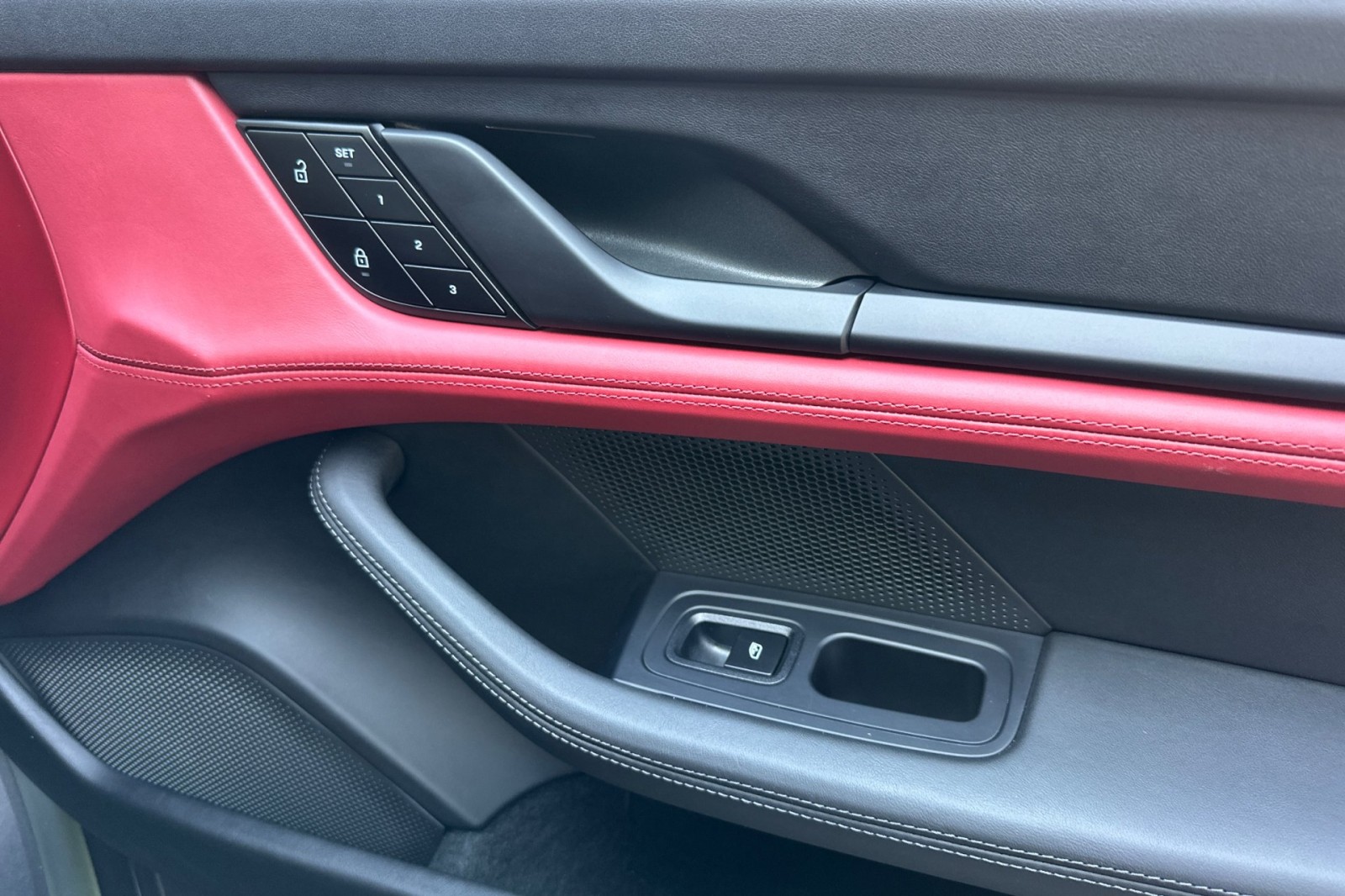 2023 Porsche Taycan photo 21