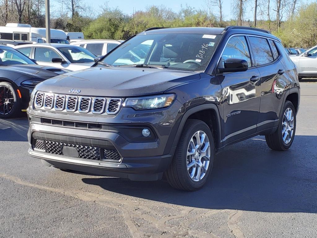 2024 Jeep Compass Latitude Lux photo 2