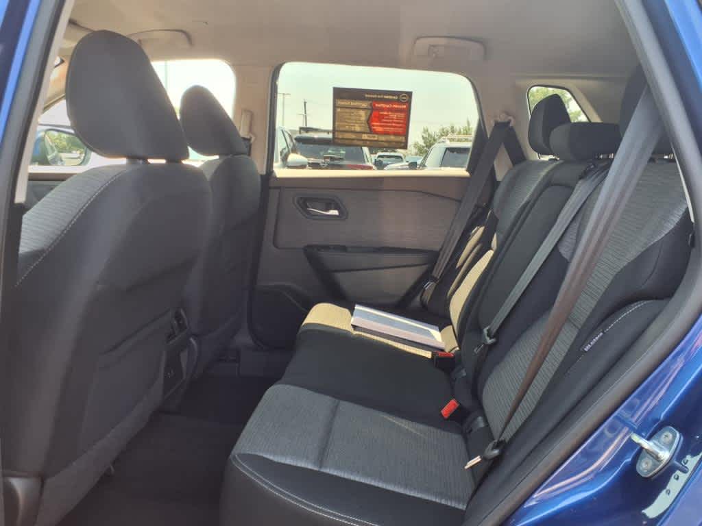 2022 Nissan Rogue SV photo 12
