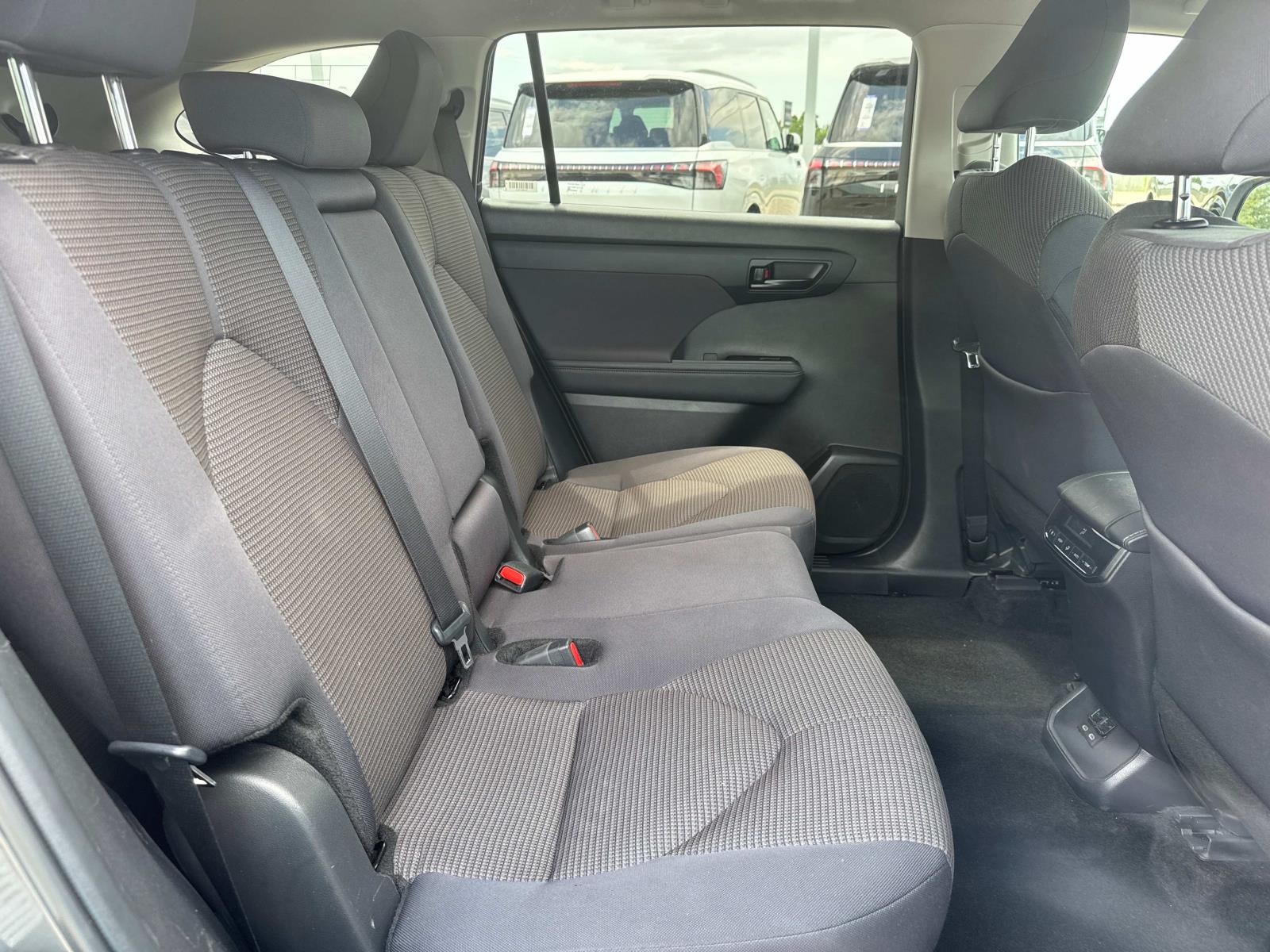 2024 Toyota Highlander LE photo 10
