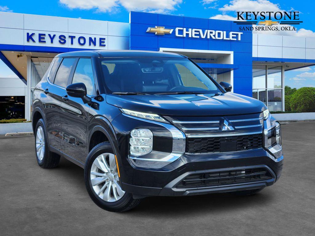 2025 Mitsubishi Outlander ES's photo