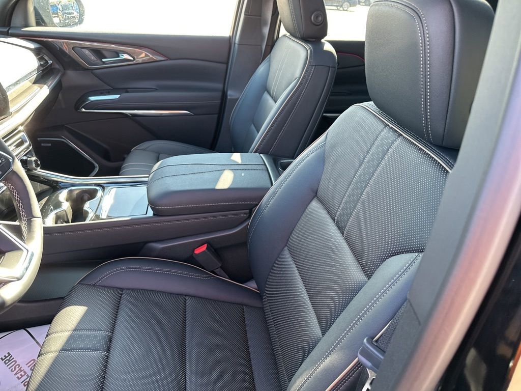2026 Chevrolet Traverse High Country photo 2