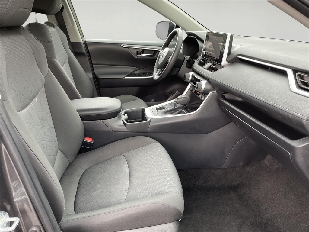 2024 Toyota RAV4 XLE photo 16