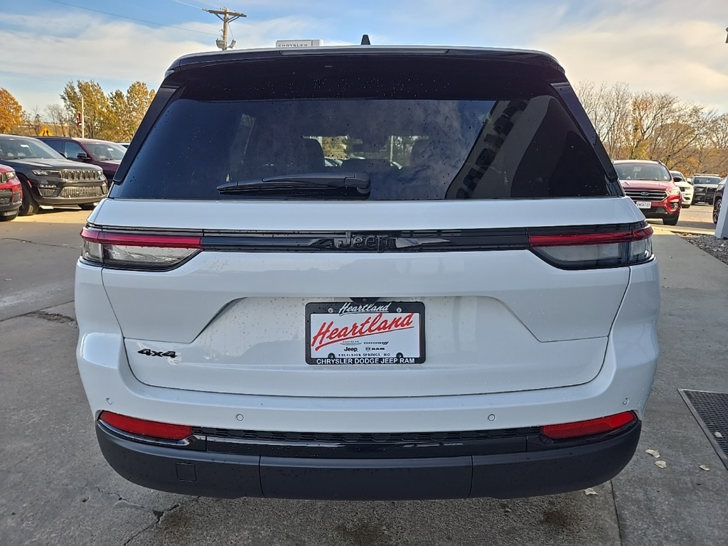 2025 Jeep Grand Cherokee Altitude photo 2