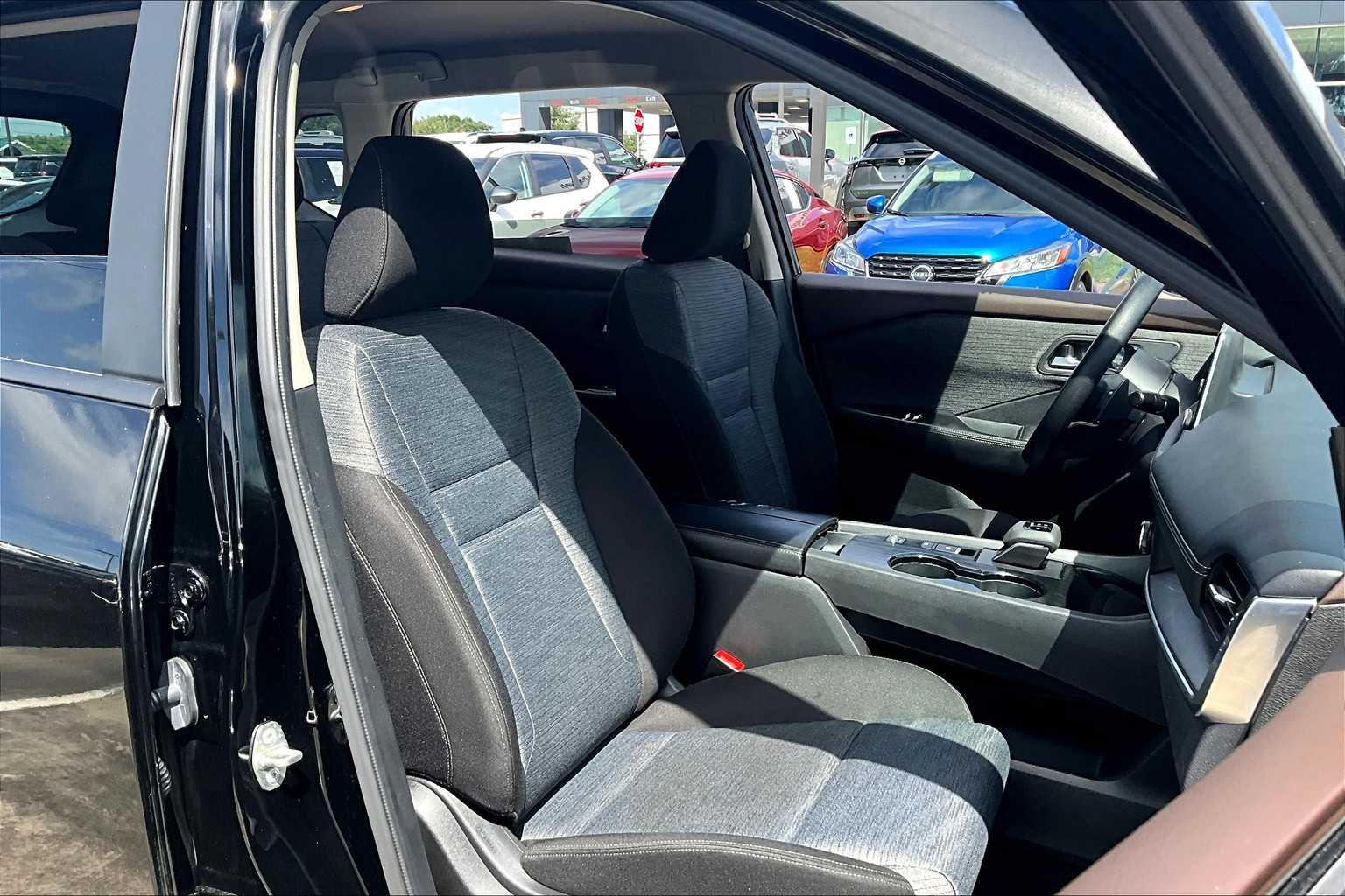 2023 Nissan Rogue SV photo 8
