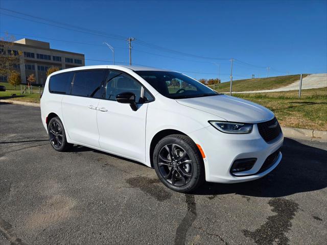 2026 Chrysler Pacifica Select's photo