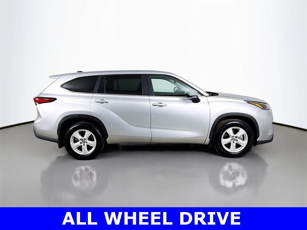 2023 Toyota Highlander L photo 3