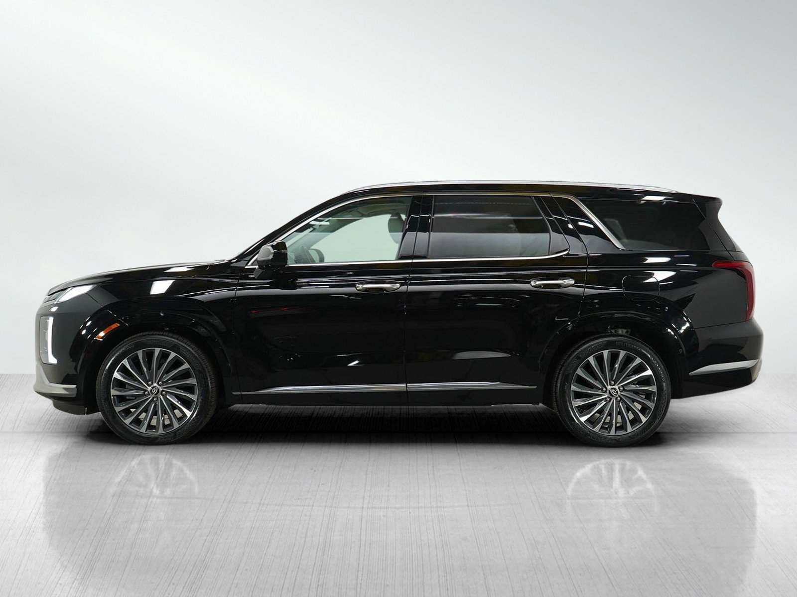 Used 2023 Hyundai Palisade Calligraphy with VIN KM8R7DGE6PU511612 for sale in Minneapolis, Minnesota