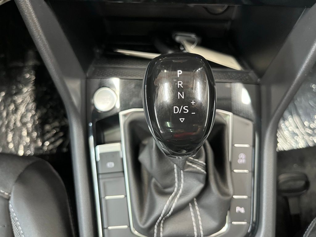2025 Volkswagen Taos SE photo 14
