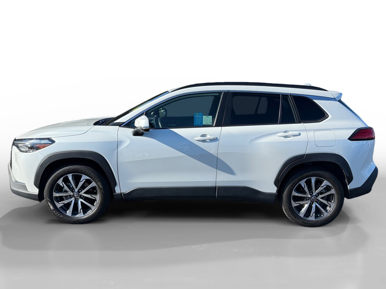 2022 Toyota Corolla Cross XLE photo 2