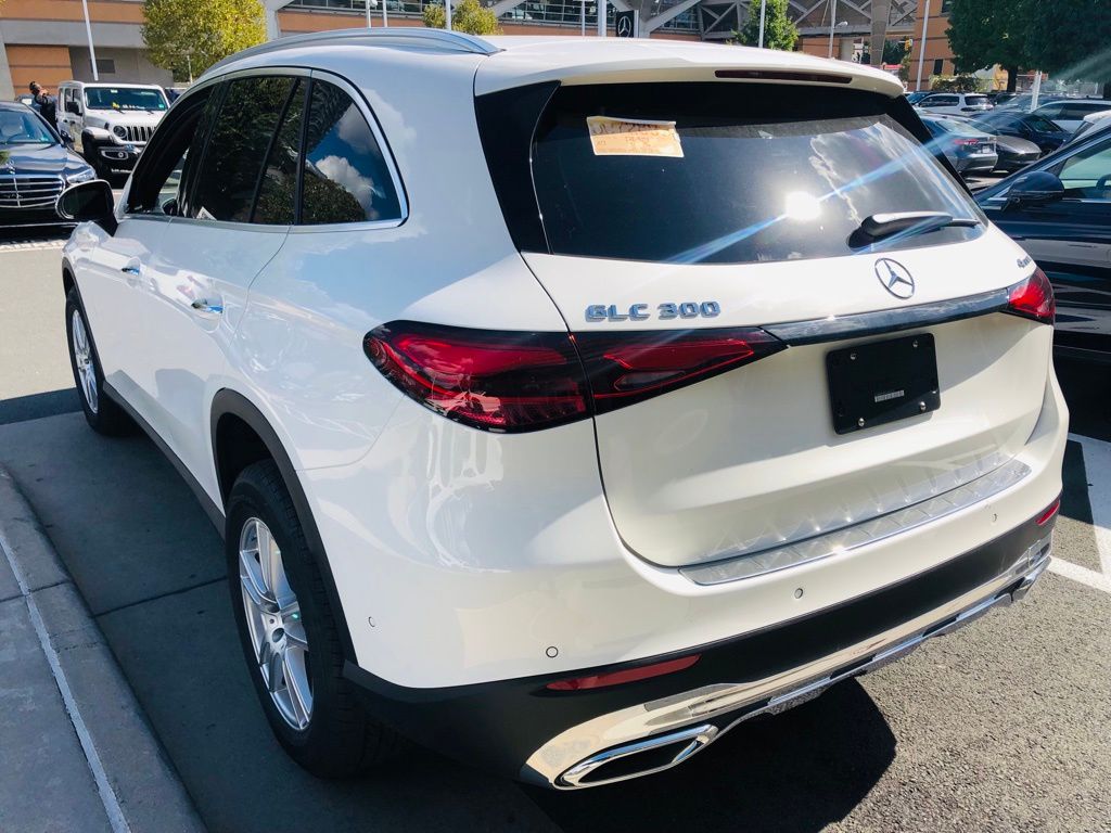 2025 Mercedes Benz GLC 300 4MATIC photo 3