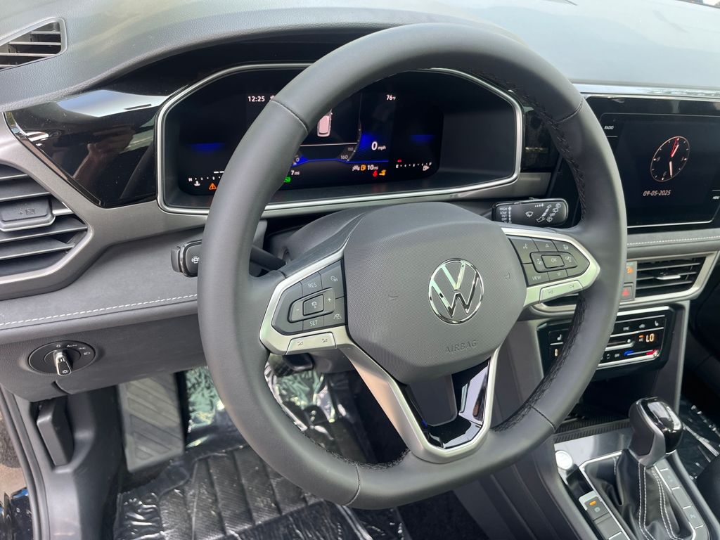 2025 Volkswagen Taos SE photo 9