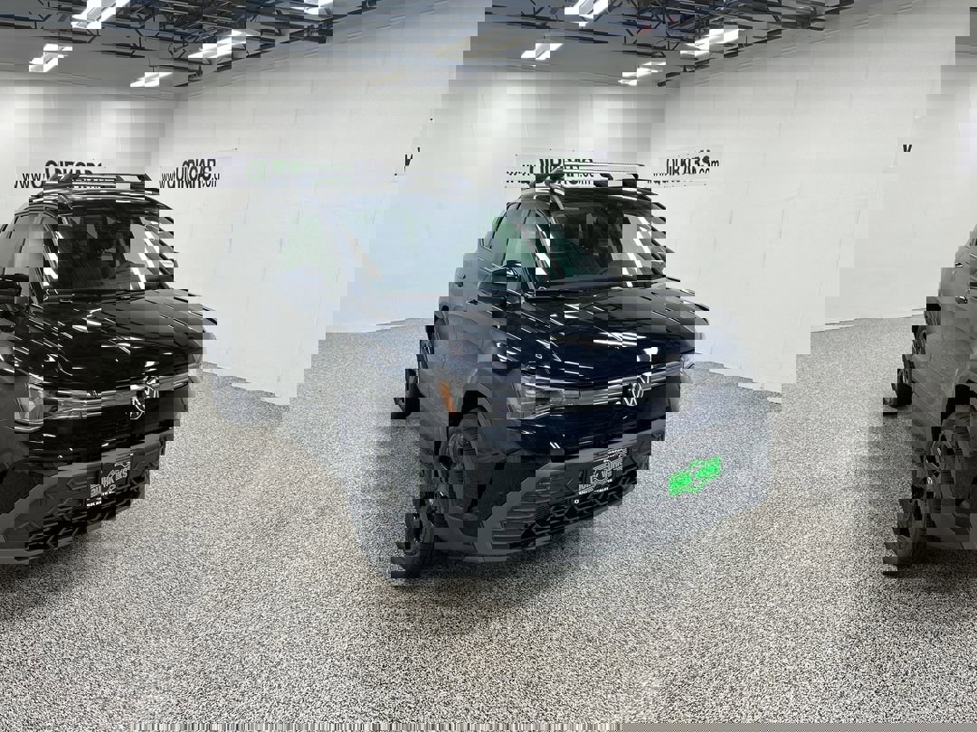 2025 Volkswagen Taos SE photo 3