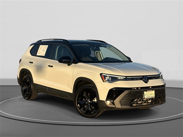 2025 Volkswagen Taos SE Black's photo