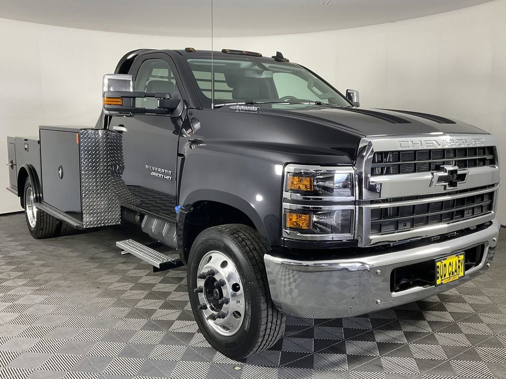 2024 Chevrolet Silverado 4500HD LT photo 3
