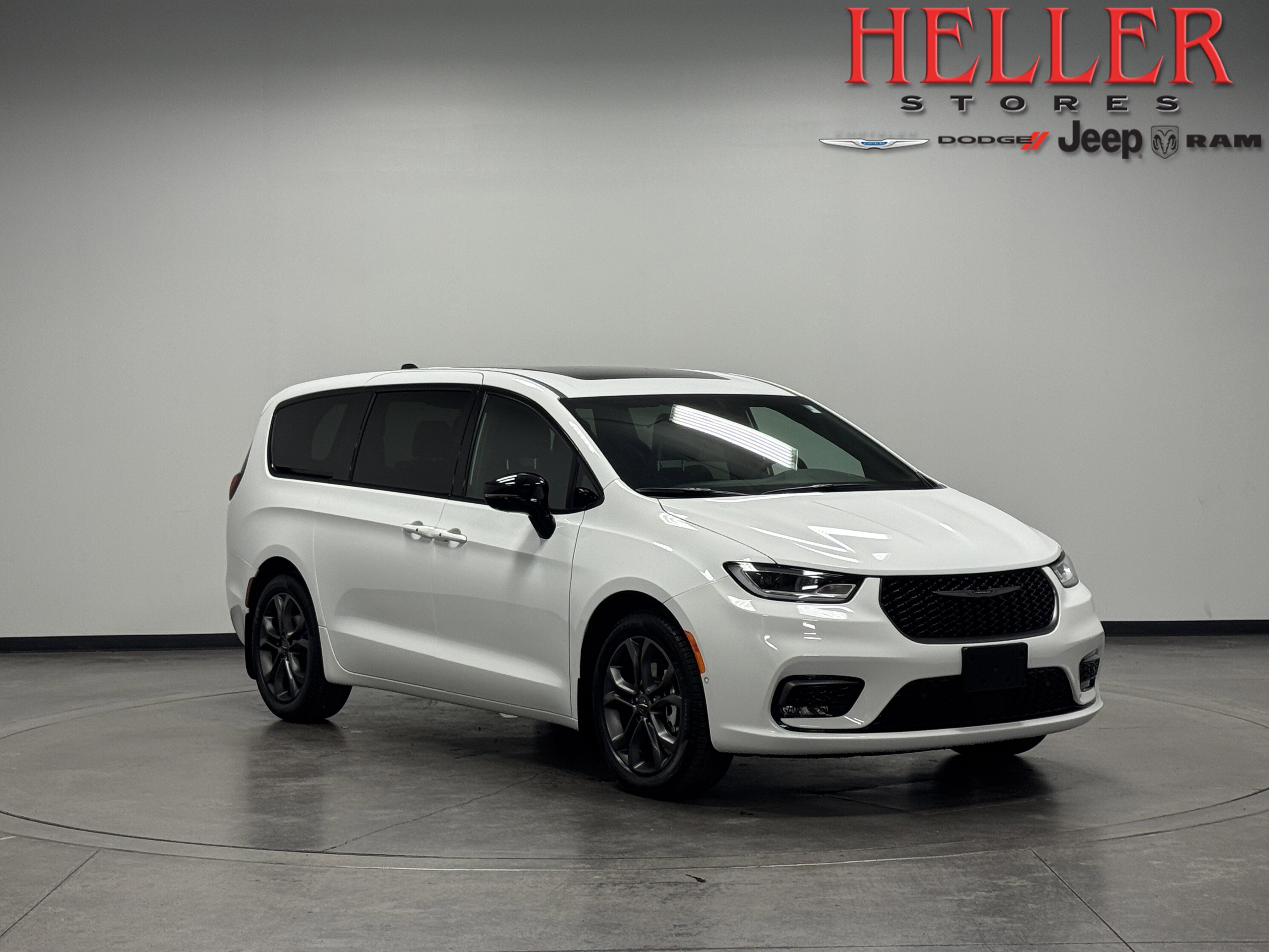 2026 Chrysler Pacifica Select's photo