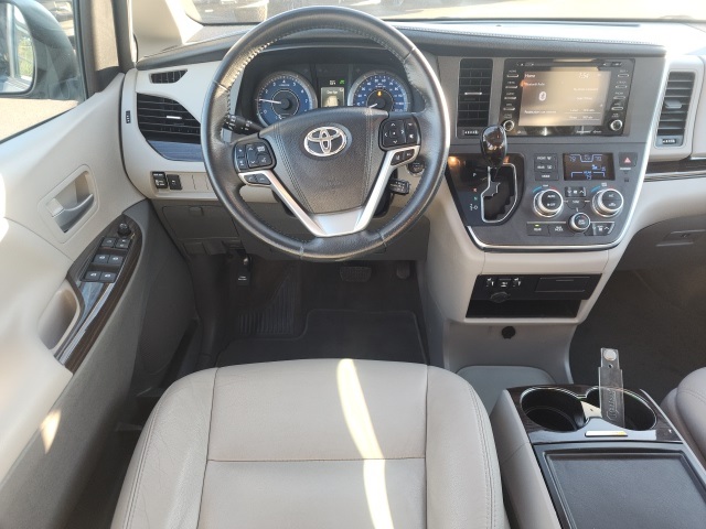 2018 Toyota Sienna XLE Premium photo 3