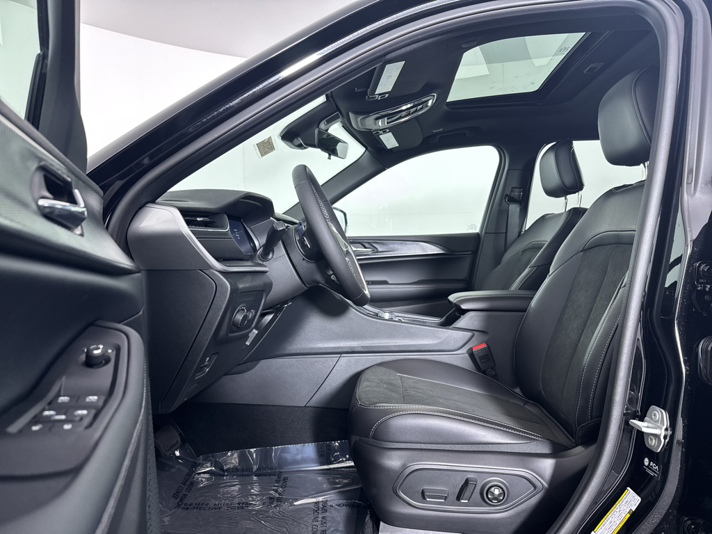 2025 Jeep Grand Cherokee Laredo Altitude photo 2